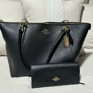 Coach Purse and Wallet set, in brand new condition.